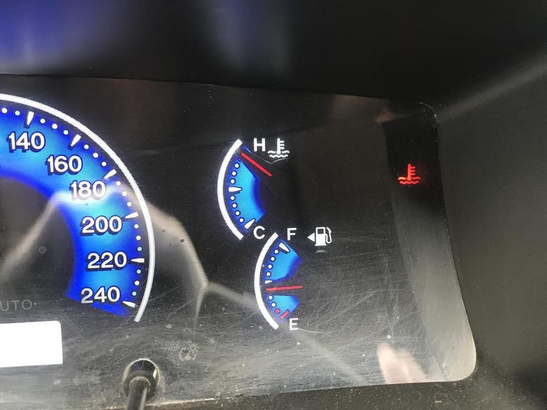 本人开比亚迪F3，昨天开了10来公里仪表盘显示红灯，车友们谁知道这个红灯是啥意思？水箱还不缺防冻液，有没有遇到这种情况的？