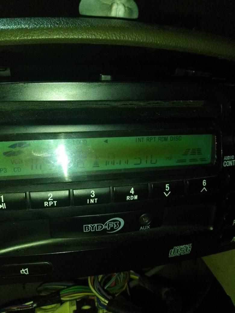 比亚迪f3 各位车友我的车载cd只显示数学用不了是哪里出了问题啊，
