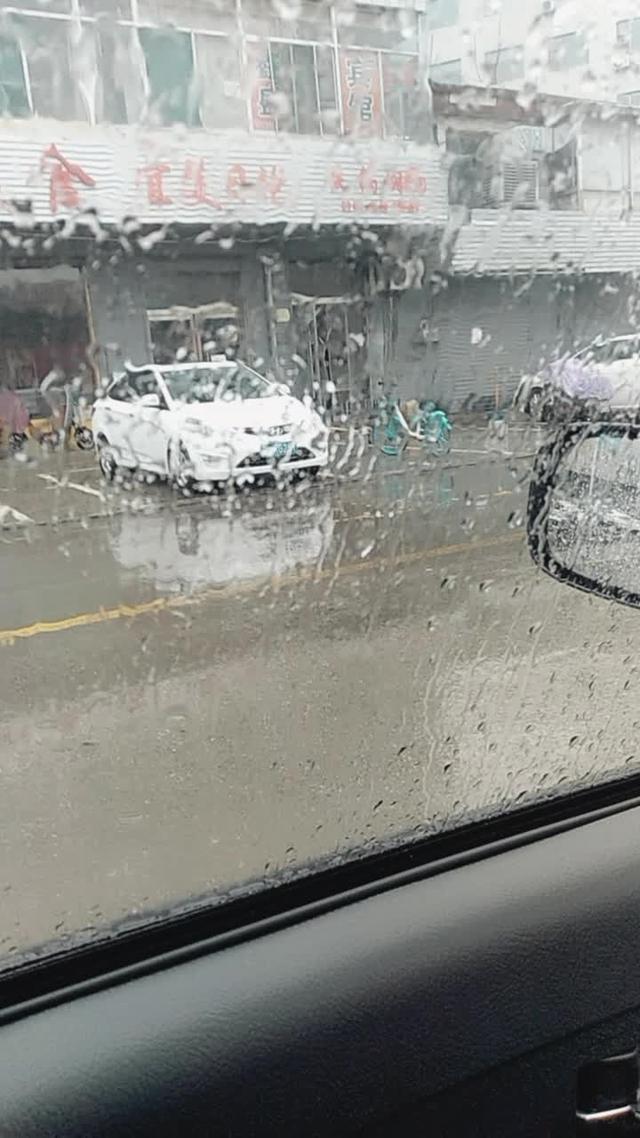 比亚迪f3 第一次下雨天出来开车，停在超市外等老婆孩子购物，那一刻才明白了买车的意义，想起以前下雨接孩子放学光景