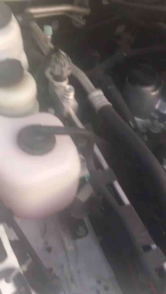 比亚迪f3 加装前引擎盖液压杆，这回省事多了。
