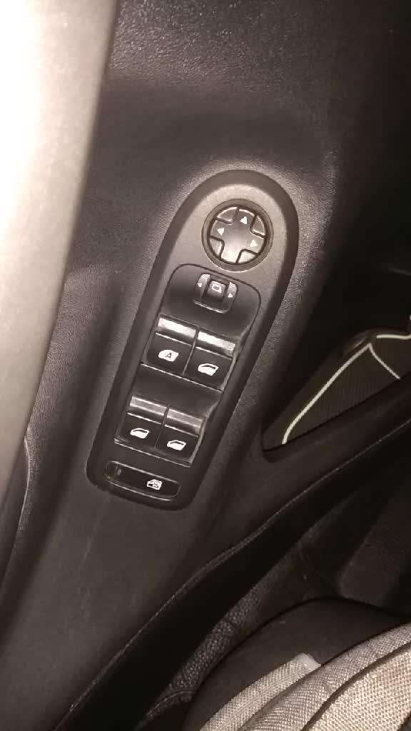 比亚迪f3 车辆主驾驶，一键升窗全部结合在车门上！
