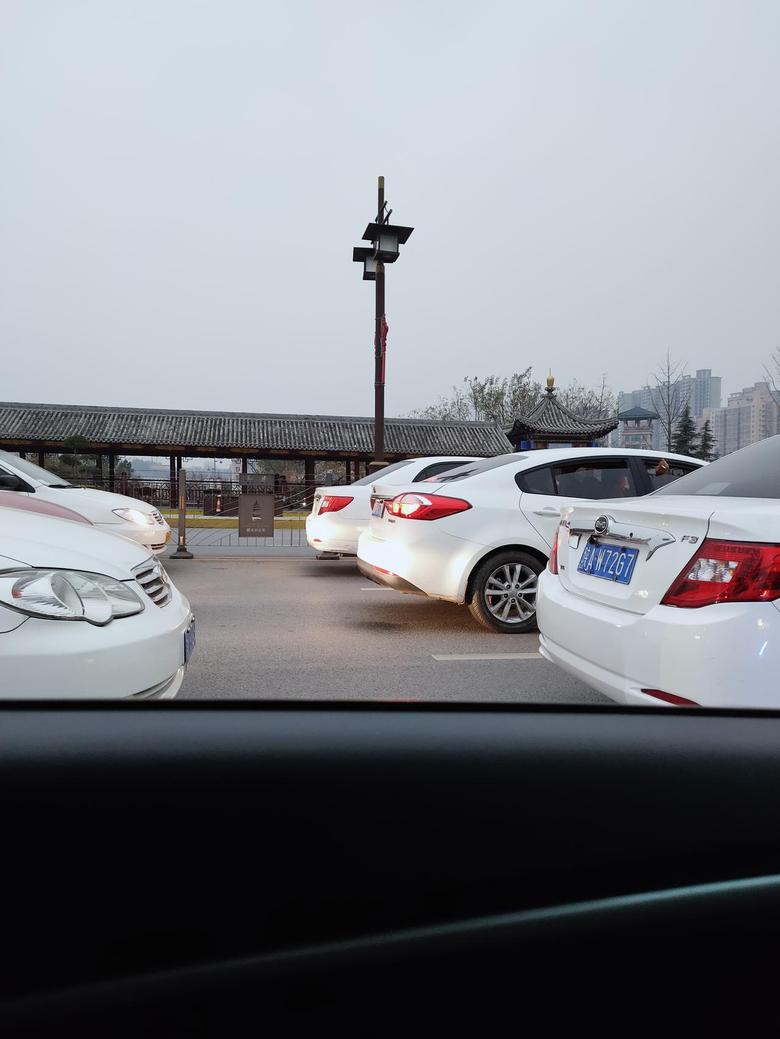 比亚迪f3销量真好，等红灯时无意间拍了张照片，你们看一下，有几辆比亚迪。让中国人圆了轿车梦的国民神车。