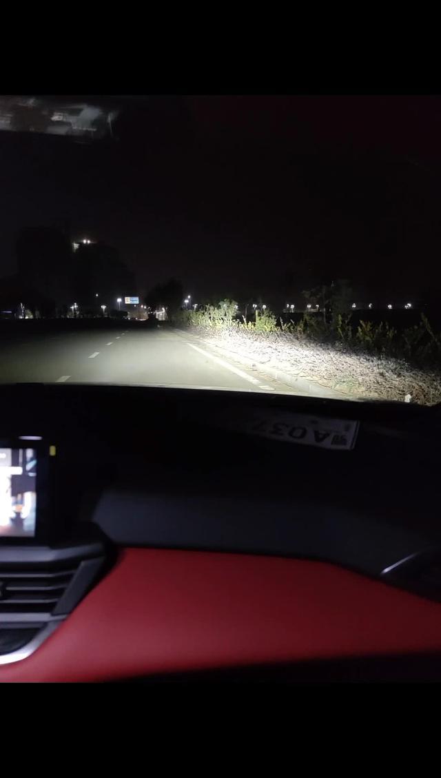 11.14提的奕炫炫酷赛道版，晚上出去试车发现远光灯高度不一样，一边能照很远，一边还是近光灯的范围。这正常吗？