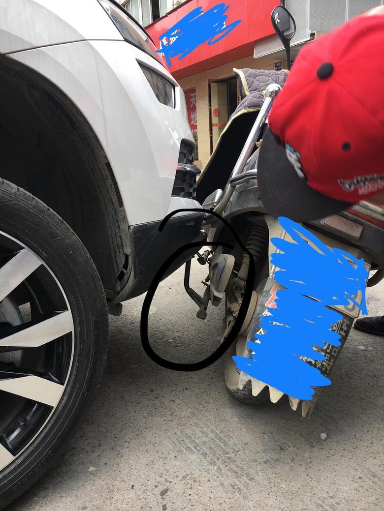 柯迪亚克 极低速怼了一辆电动车，电动车的脚蹬把车头下方的塑料保险杠(灰色的塑料部分，不知道算不算保险杠)戳了个洞，这个怎么修复啊，洞周围的塑料都翻出来了。???