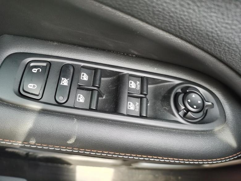 车友们，指南者有没有自动收回反光镜功能，还有车锁上面那个键是什么意思