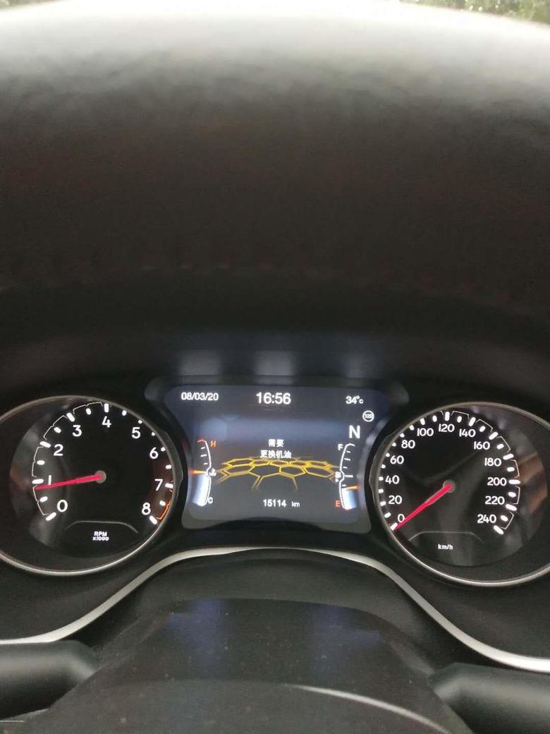 19款jeep指南者离保养还有3498公里/82天到期，为何仪表盘上显示需要更换机油，车友们这是怎么回事啊？