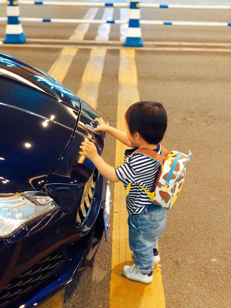 总裁 1岁多的小宝宝就会摸三叉戟认自己车车了?