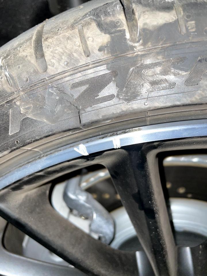 奔驰a级amg 今天提车第二天。。。不小心把轮毂和轮胎刮了，请问这样需要换轮胎吗