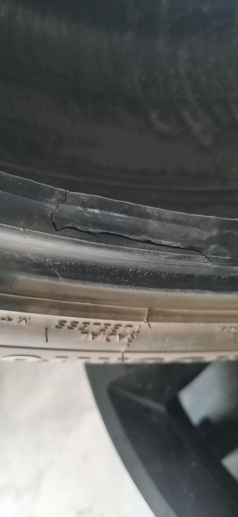 魏牌 vv7 刚提车不到一个小时轮胎过马路伢子爆胎了，换了一个新轮胎。上周扎钉子了，去补胎的时候发现轮胎内侧坏了。修理师说是之前换轮胎安装时候撕裂坏的，4s店说是我补胎时候撬棍撬坏的。我想问下大家这个到底是怎么坏的。提车不到一个月坏了两个轮胎，无语死了。
