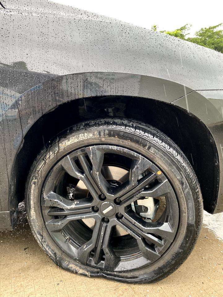 魏牌 vv7 21寸佳通大轮胎的兄弟请注意了，下雨天一定要多注意路面坑洼的地方，今天一不小心，就把轮胎给弄爆了。