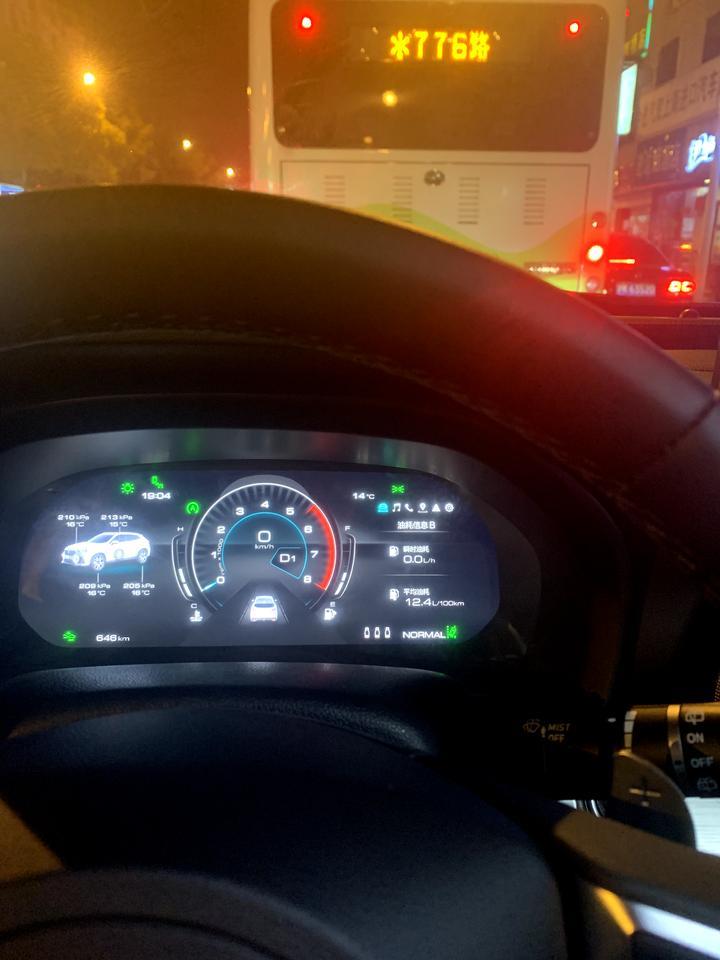 魏牌 vv7 VV7刚提一个星期上海吴中路最堵的一条路之一平均油耗12.4不知道在新车中算高算低