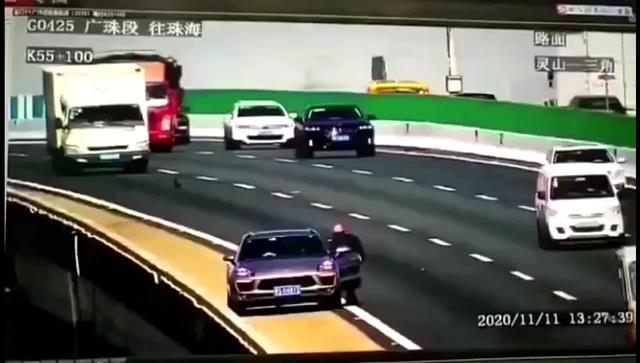 魏牌 vv7 2020年11月11日，广澳高速一辆VV7被货车追尾翻滚跌落20米高架桥下，车内5人奇迹生还，怎么看
