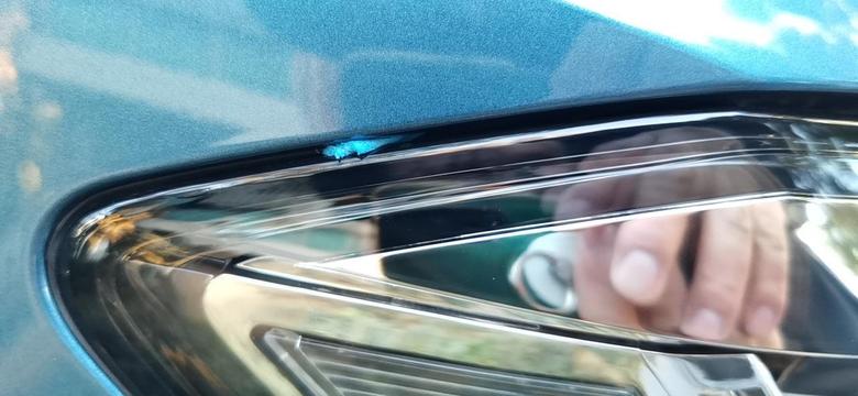 途安l 小弟新提的车，昨天在给车打蜡时发现右大灯缝隙处有蓝色泡棉垫这，这是啥意思？