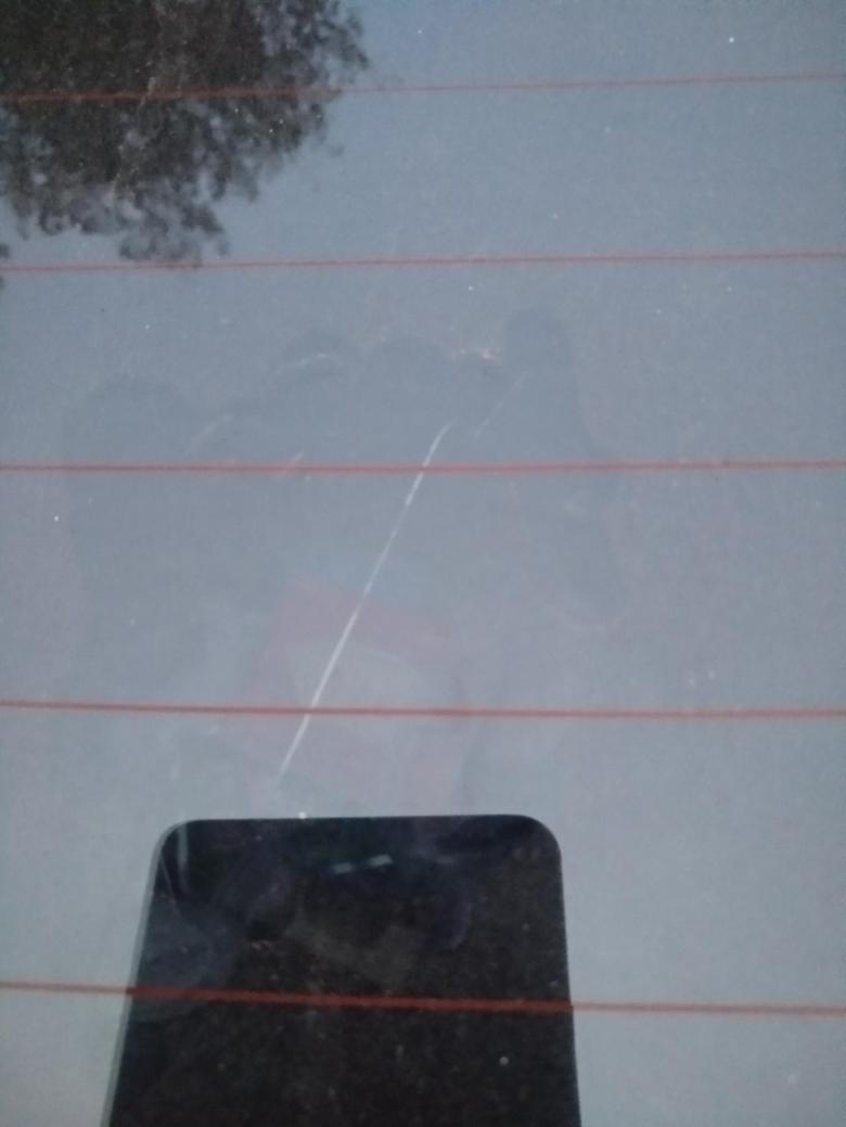 哈弗f7x 提车一周，后挡风玻璃出现这么一条划痕，外面摸不到，里面可以摸到，请问是什么原因导致的？？