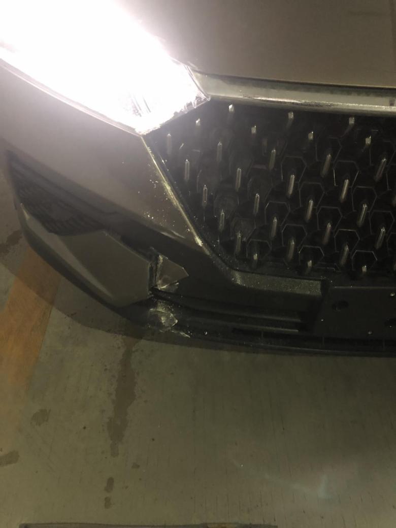 奔腾t77 新车首撞……心好痛买来的第二天就把车门刮了，来了一个月停车没注意看撞到水泥柱子