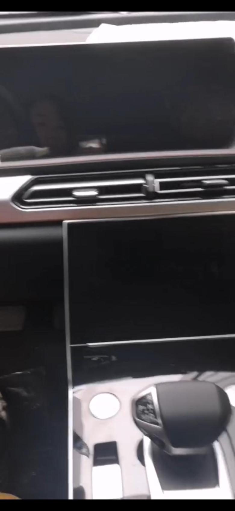 北京x7 买新车时屏幕没有贴膜，车上就座椅上有膜会不会不是新车？求解