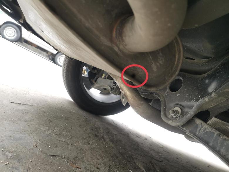 北京x7 今早着车发现尾部排气管连接的那个箱子有个小孔洞往外滴水，车友们帮看看这个是啥情况？