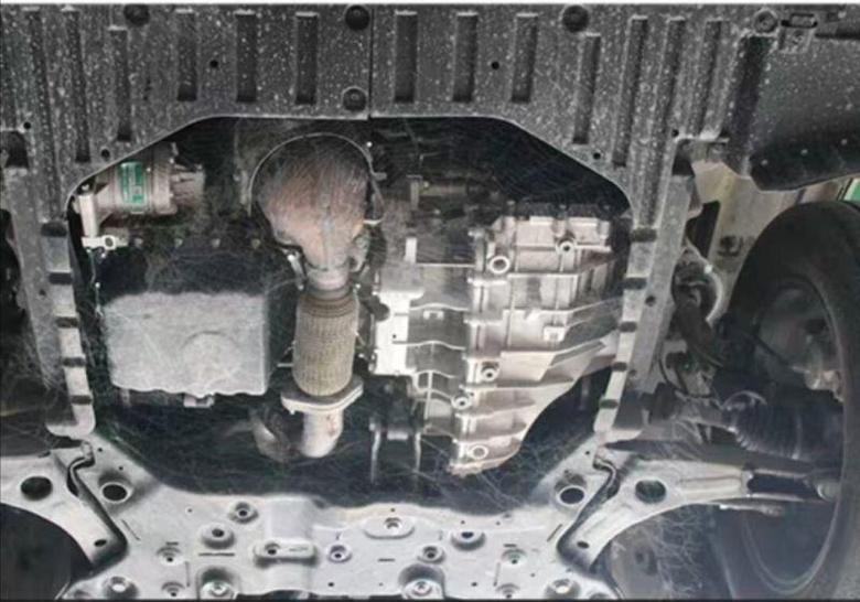 北京x7 据说有一个车友发动机渗油，但是我拍了，很干净嗯。