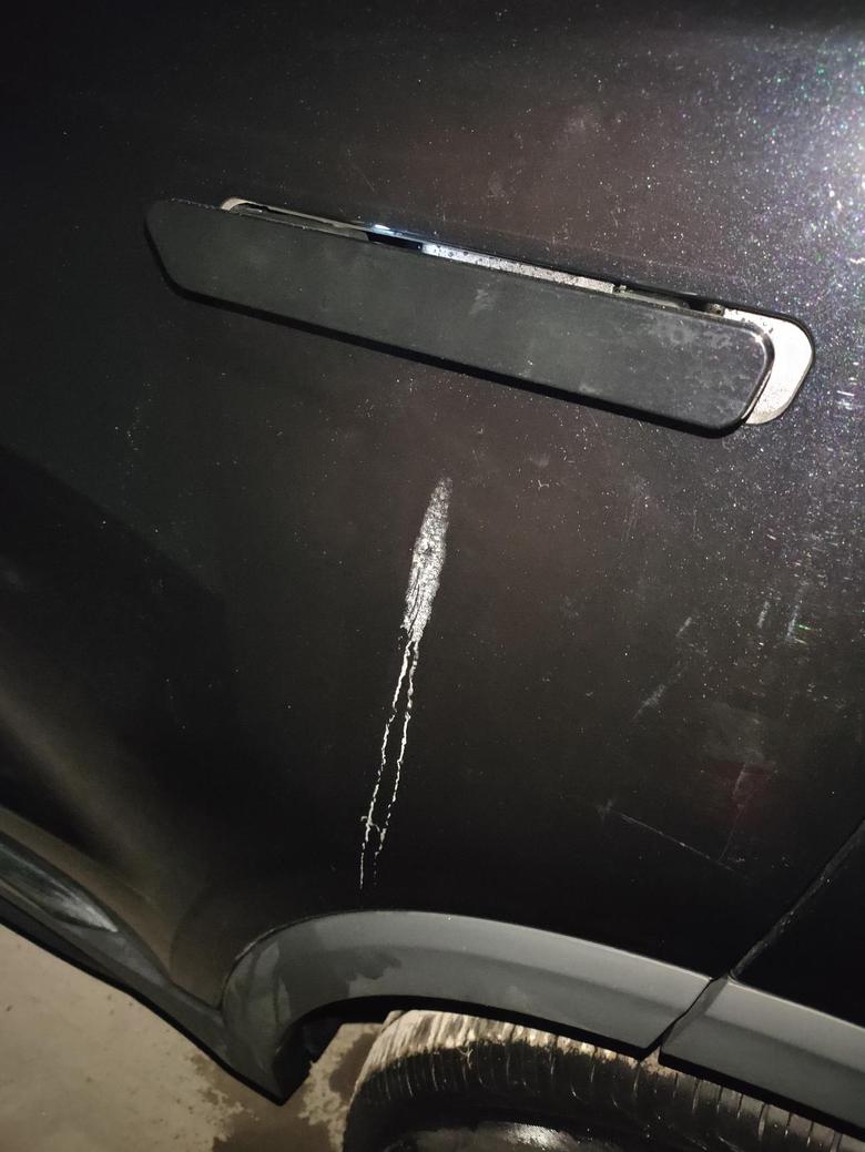 北京x7 这种情况是咋回事？左后方车门把手有这么一条白痕，洗也洗不掉。
