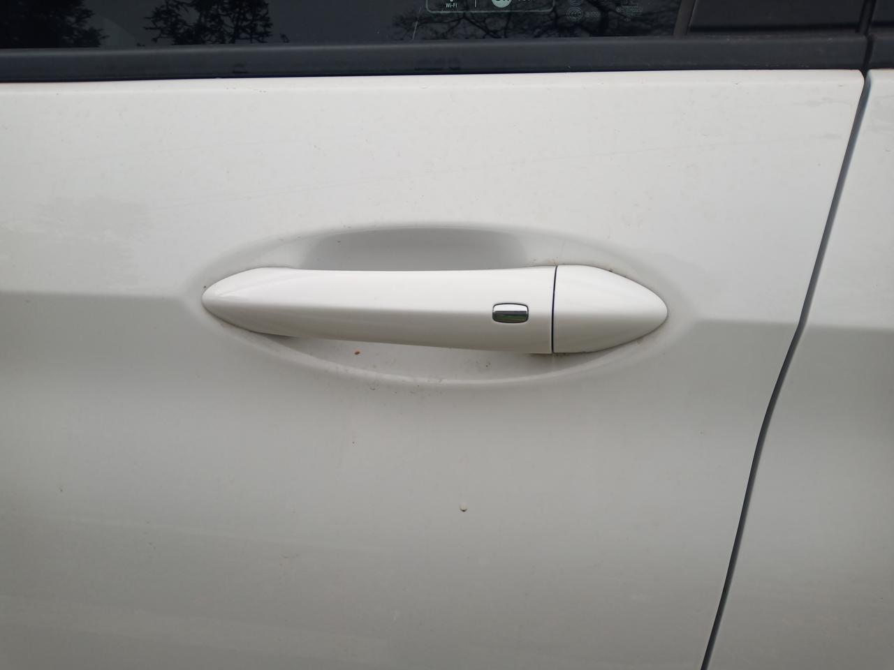 雪佛兰创界的车门是带感应的吗？为什么我的钥匙按了锁车，按一下车门中间的那个按钮，车门还是可以打开？