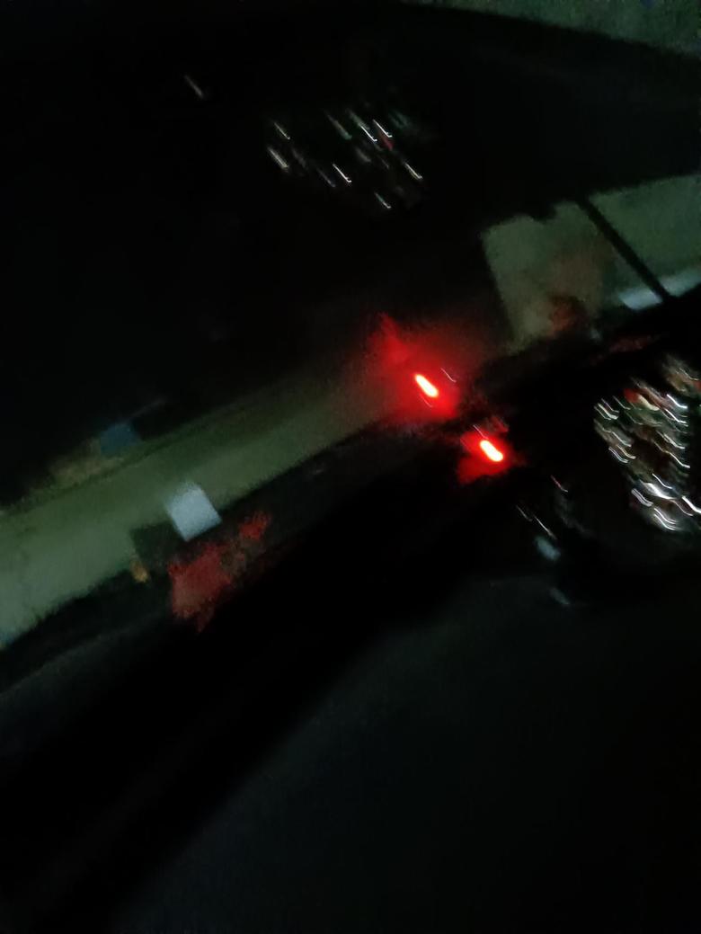 北京x7 在前方玻璃中下面的红灯是什么意思？车子也启动不了