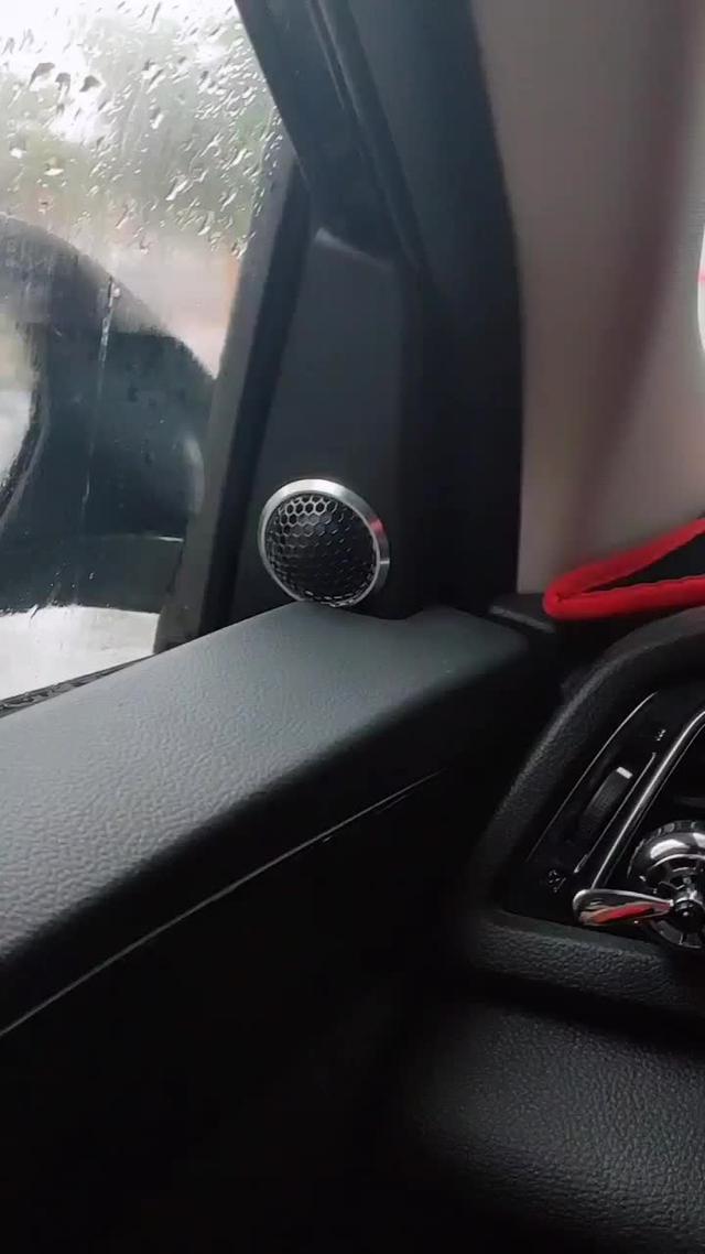 启辰d60 下雨天，在车上听听歌，安逸