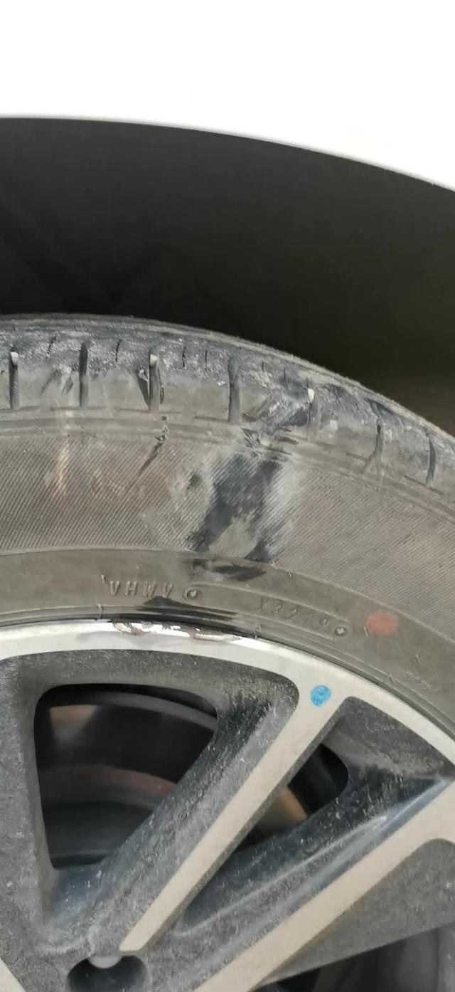 启辰d60 小石子刮到了右后轮边上，这条轮胎可以补好用吗，还是要直接换过新的吗？