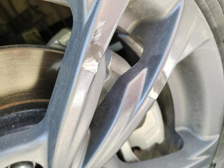 各位逸动DT的车主们，逸动轮胎的轮毂这种轻微的划痕，不修复的话有影响吗