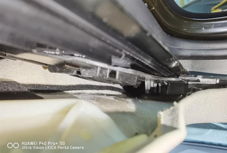 天逸 c5 aircross 请教大家这个天窗漏水怎么处理，排水孔也清理了，可是还是漏，漏得不是很厉害，前面方向盘这个角漏。各种办法都想了。你们有这个问题吗？