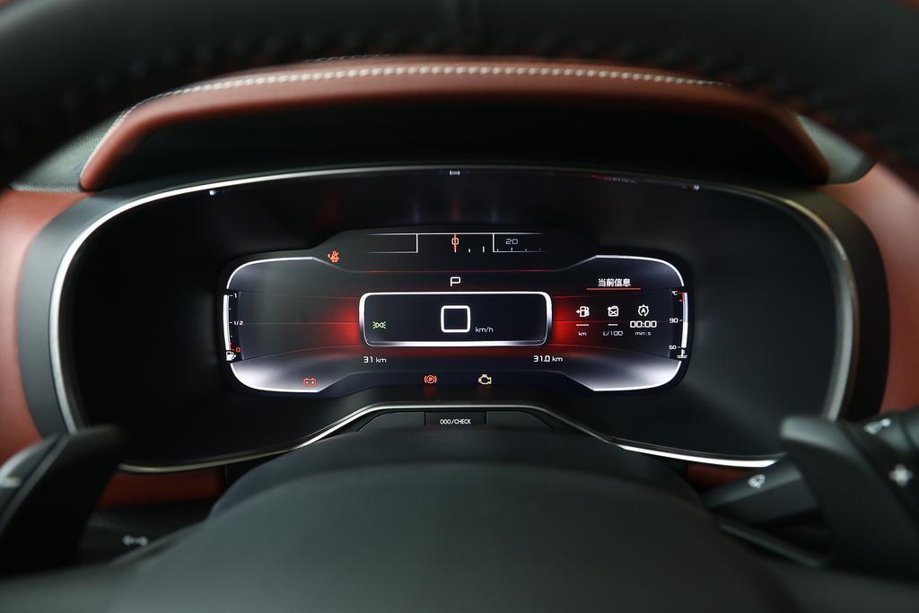 天逸 c5 aircross 内饰方面，新款天逸基本上与现款车型一致，造型独特的多功能方向盘依旧得到搭载，还配备12.3英寸全液晶彩色数字仪表，支持多种主题切换，能与8英寸车载多媒体娱乐系统实时双屏智能互动