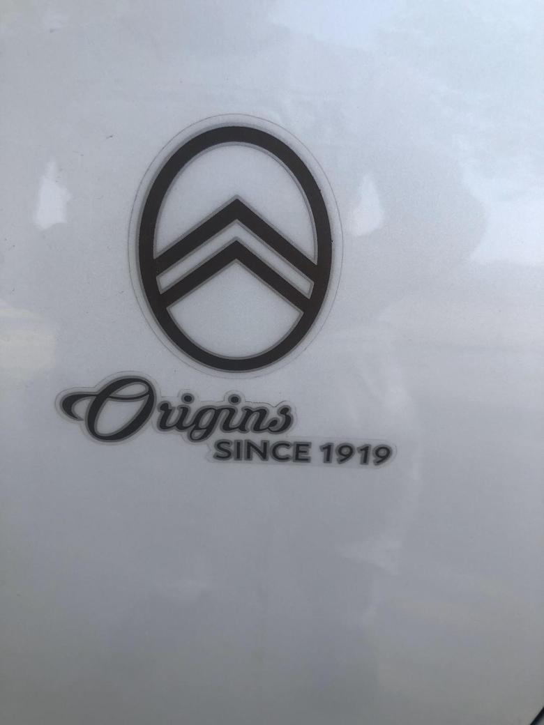 天逸 c5 aircross 洗车的时候发现这个标志1919居然是贴上去的，为啥不是喷漆处理的呢，时间长会不会老化掉下来