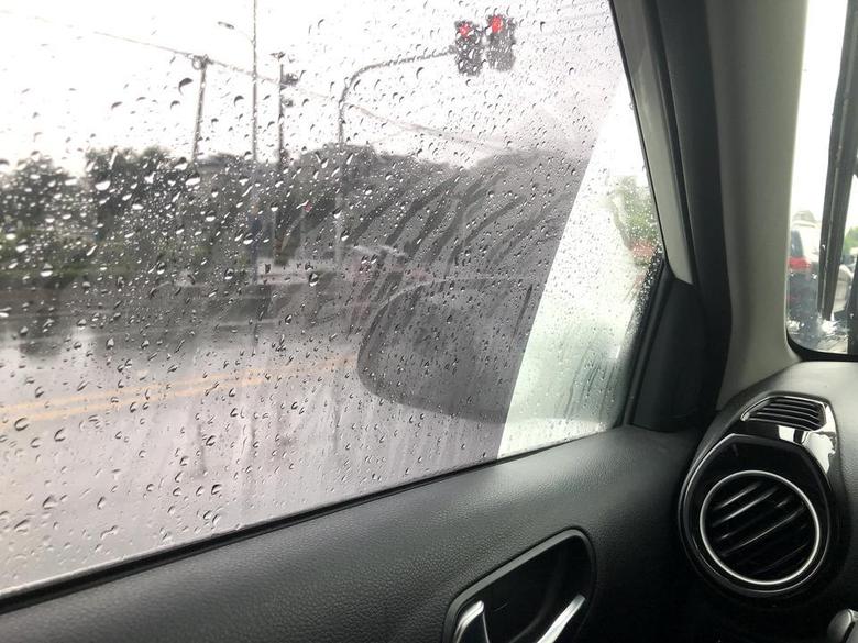 奕跑 外边下着雨前挡风和后视镜加热都开了车内倒不起雾。雨刷都不能停两秒就起雾只能升降玻璃高人有没有妙招