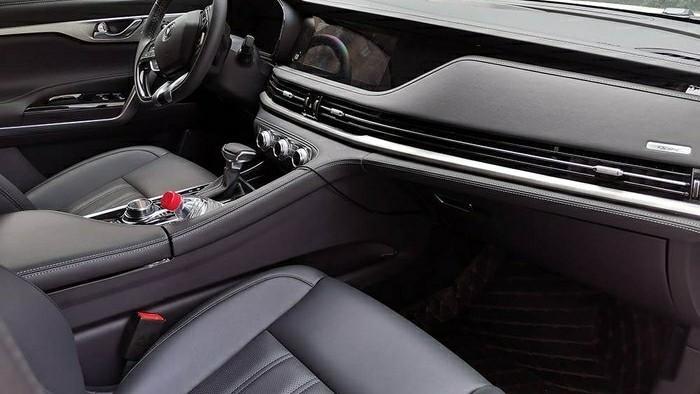 长安cs95 作为长安旗下高端车型，CS95定位中大型SUV，售价在20万左右，非常亲民，而且车内空间大，满足各种用车需求。