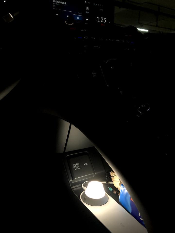 讴歌rdx 把放在家里的无线充电挪到车内，感觉也可以，还可以增加车内灯光气氛！
