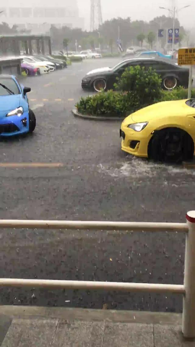 下雨天的丰田86更加有感觉哦！