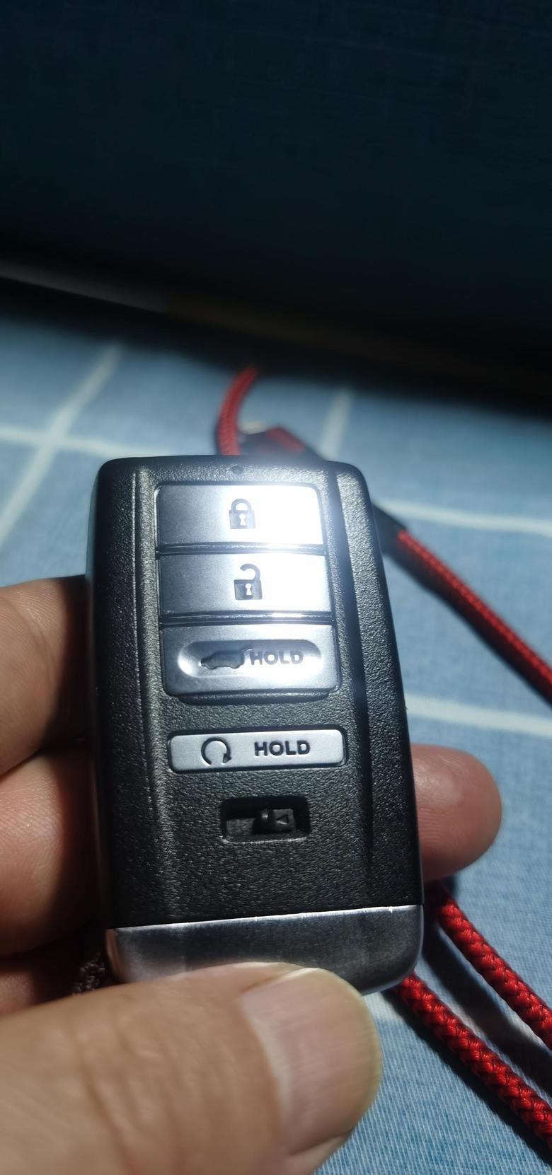 讴歌rdx 车友们，谁能告诉我，用这个钥匙怎样遥控启动车子？
