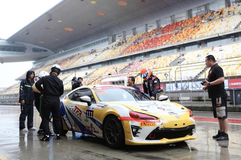 丰田86 两天合计280分钟的CEC中国汽车耐力锦标赛上海站，亲自重度参与打造的86赛车，全程无故障完赛，虽然遭遇爆胎，依然将季军奖杯拿回。