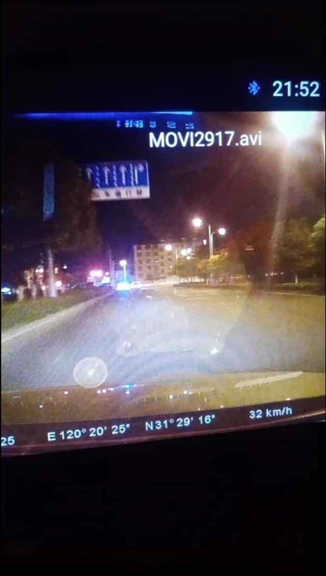 传祺ga4 因修路封死无法行驶，在直行车道左转时为绿灯，算违章吗？