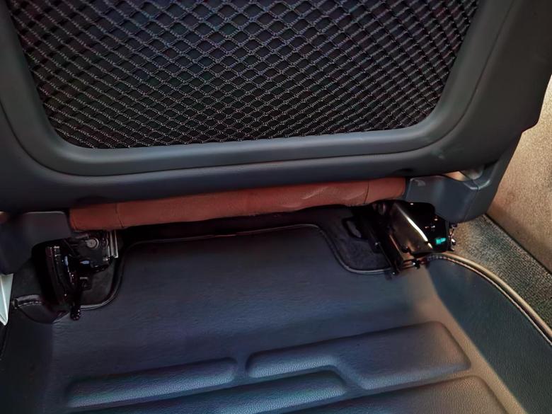 沃尔沃s90 recharge S90后排坐好后,前排座椅导轨完全裸露(这已经是将前排座椅调至最后了),若小孩子穿凉鞋或光脚,很容易受伤。请问有什么解决方案吗?