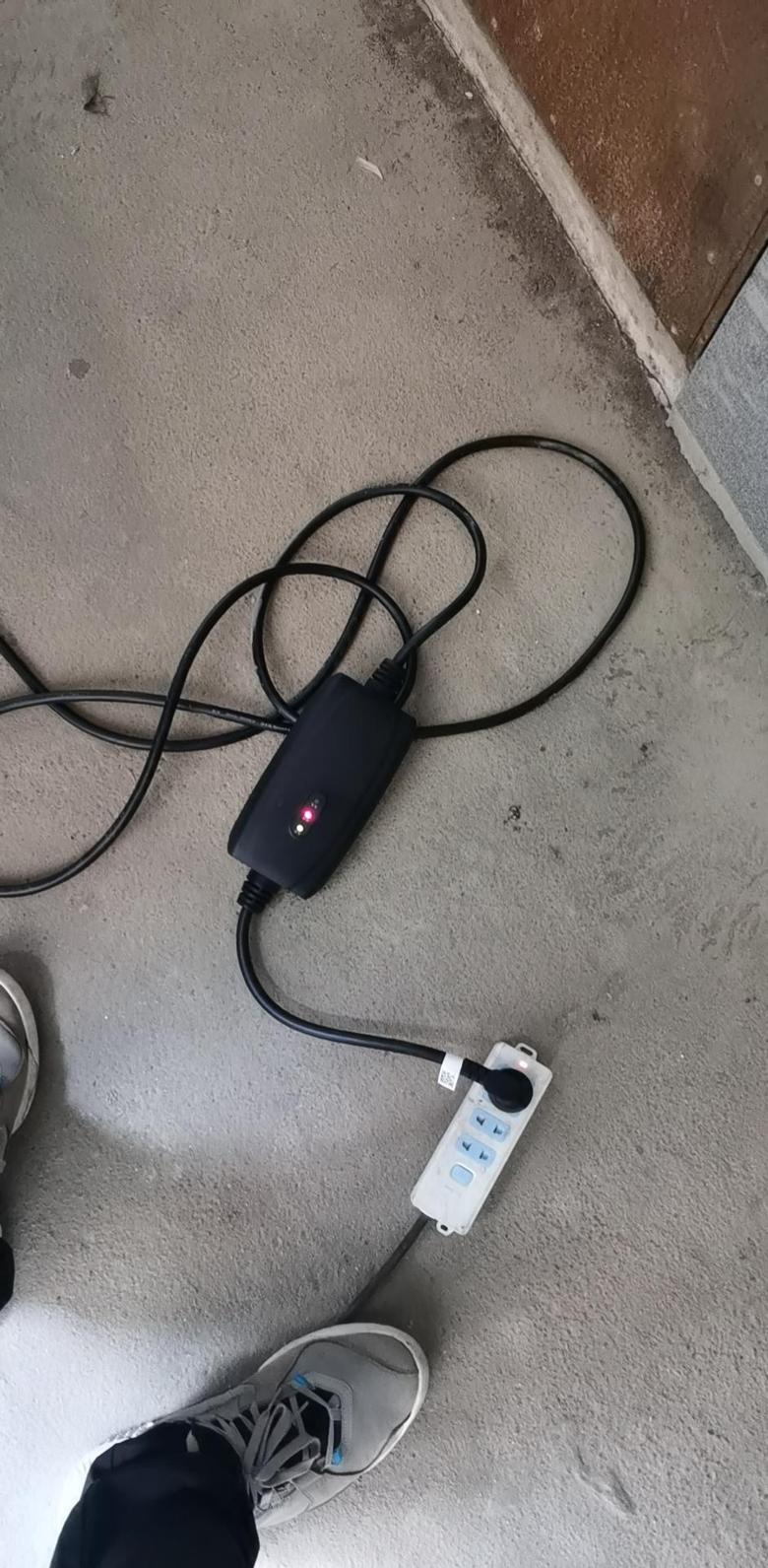威兰达高性能版 为啥自带的充电器一直充不了电啊！一直显示故障灯。百度说要接地的插座，我连接的是接地的插座啊。