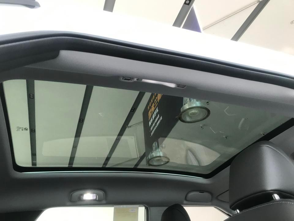 雪佛兰畅巡 畅巡是雪弗兰推出的一款纯电动轿车，内饰设计的非常的新颖，车顶上采用了全景天窗，中控上还有一个超级大的液晶显示屏。