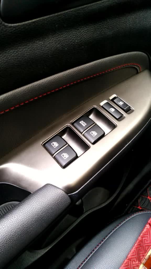 长安cs15 15主驾驶位控制键众多，这是可以遥控4个车窗的按钮