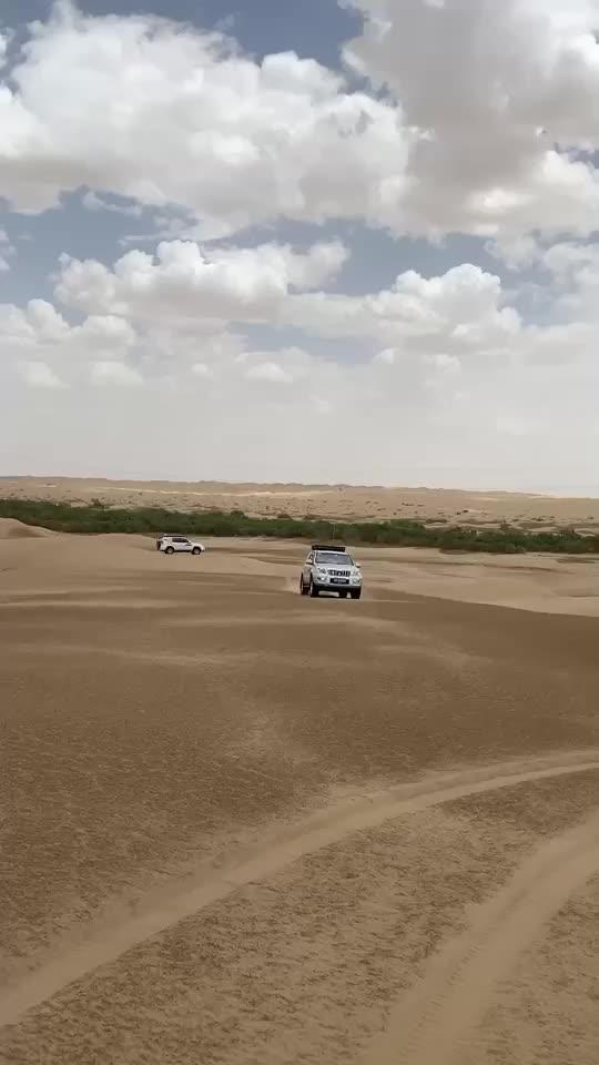 普拉多(进口) 沙漠越野几大禁忌：1、冲坡换挡2、流沙区反打方向3、大开大合的油门控制4、逞能式的驾驶
