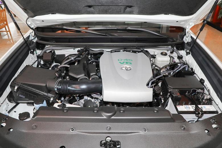 普拉多(进口) 新款普拉多将搭载3.5L自然吸气V6发动机，其最大功率依然为280马力，峰值扭矩365牛米，匹配的是6档手自一体变速箱，动力上与老款一致，并配备有TOYOTASMARTSTOP智能节油启停系统。