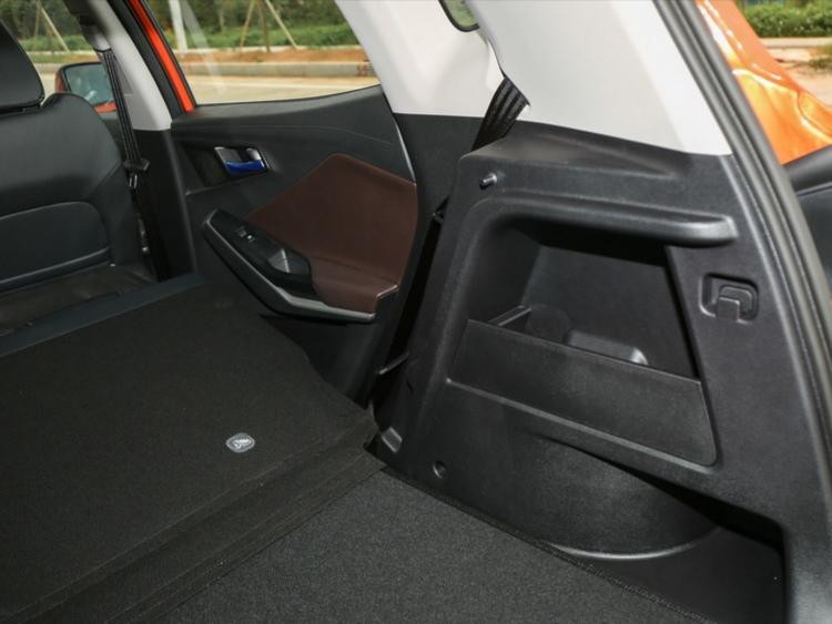 长安CS15的后备箱空间是非常宽大的后排座椅可以放平，放平之后可以在车上休息，给人们带来了很大的方便