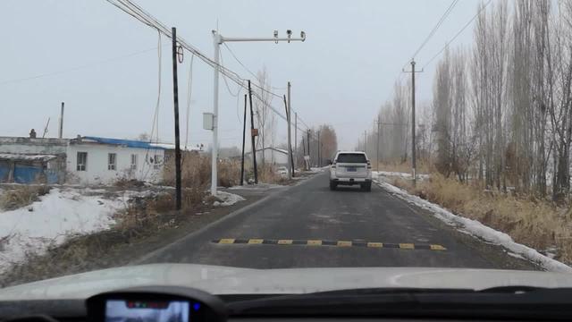 普拉多(进口) 霸道车队行驶在农村的泊油路上。