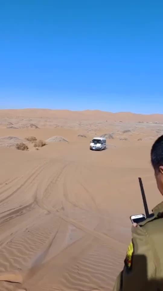 这可能是全球第一辆开进沙漠的全顺，两驱，技术杠杠的。