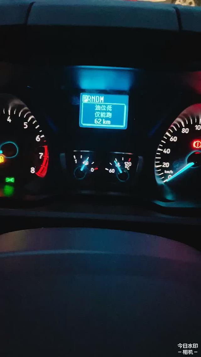 刚买的全顺车加油站加了72.38升油跑了92公里仪表显示油箱报警了最可笑的是机械表针还在半箱位置呢