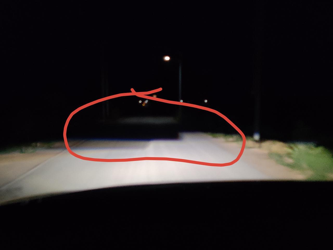 唐ev 那个近光灯上边和远光灯中间那些黑杠，为什么我的车会有这正常吗？