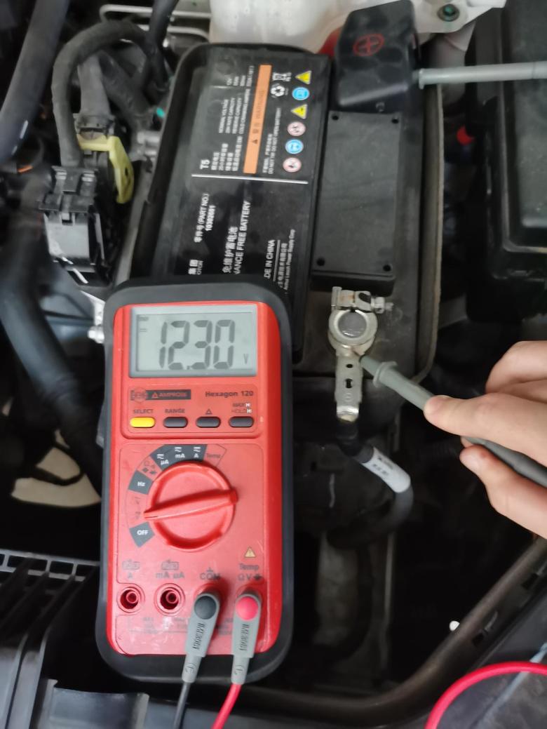 荣威RX32018款1.6LCVT互联网智享版：汽车打不着火，无法启动。仪表盘上电池标识闪烁，但是测量电池电压12.30V（汽车12V的电池）。求哪位大神帮忙解释一下怎么处理。谢谢。